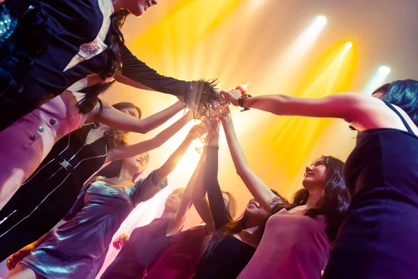Jóvenes celebrando una fiesta, beber y bailar —  Fotos de Stock