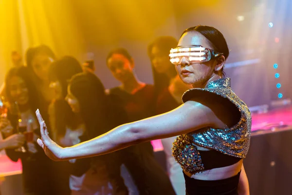 Techno ballerino in night club ballare al ritmo di musica da DJ — Foto Stock