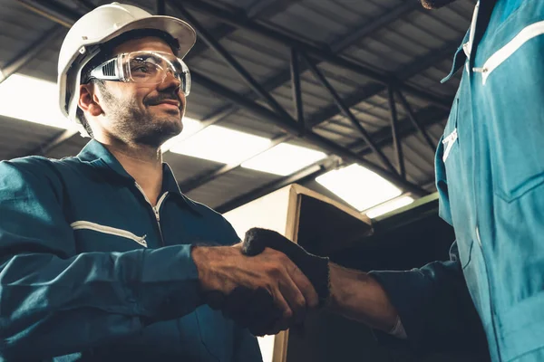 Två skickliga fabriksingenjörer eller arbetare som visar lagarbete och partnerskap . — Stockfoto