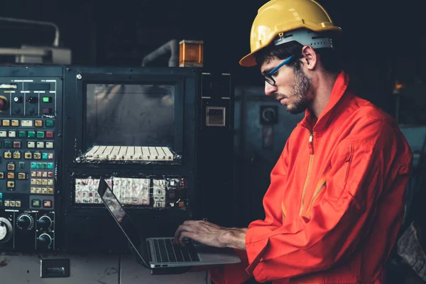 Skicklig fabriksarbetare som arbetar med bärbar dator för att göra proceduren checklista . — Stockfoto