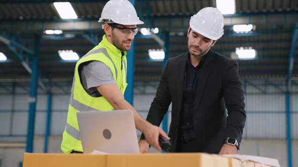 Dois trabalhadores da fábrica que trabalham e discutem o plano de fabricação na fábrica . — Fotografia de Stock