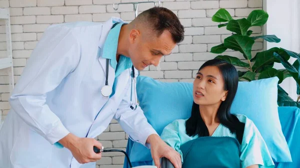 Médico en uniforme profesional examinando al paciente en el hospital — Foto de Stock