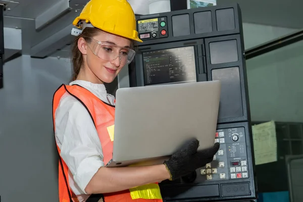 Intelligens gyári munkás vagy mérnök gépi munkát végez a gyártó műhelyben — Stock Fotó