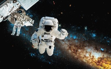 Astronot uzay yürüyüşü yaparken uzay istasyonu için çalışır.