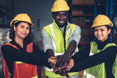 Depodaki mutlu depo çalışanının portresi.