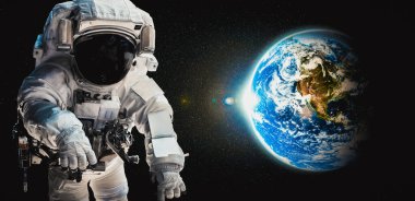 Astronot uzay yürüyüşü yaparken uzay istasyonu için çalışır.