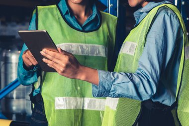 Depoda çalışan kadın bir depo işçisi.