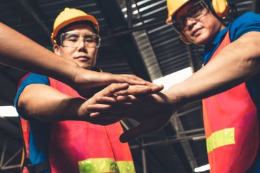 Becerikli fabrika işçilerinden oluşan ekip birlik ve destek gösteriyor.