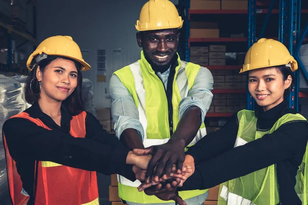 Depodaki mutlu depo çalışanının portresi.