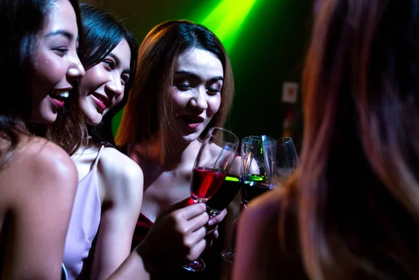 Gençler parti veriyor, içiyor ve dans ediyor.