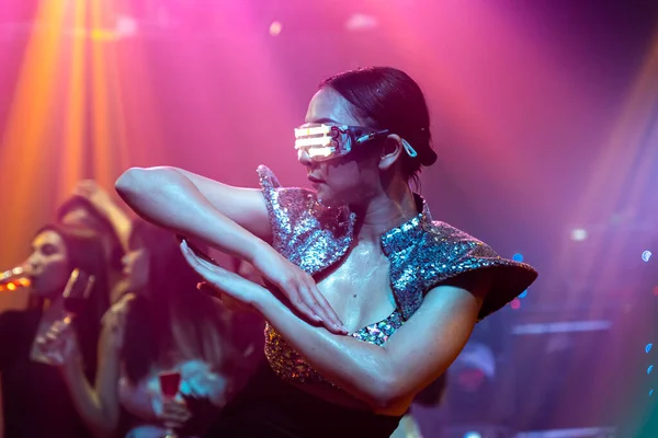 Техно танцівниця в нічному клубі танцює на ритм музики від DJ — стокове фото