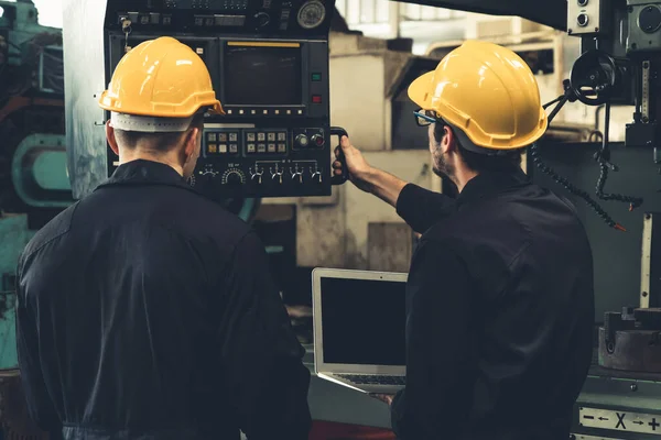 Grupo de trabalhadores de fábrica habilidosos usando equipamentos de máquinas em oficina — Fotografia de Stock