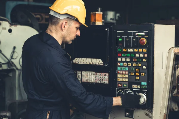 Fabrika mühendisi veya işçisi üretim atölyesinde makine işi yapıyor. — Stok fotoğraf