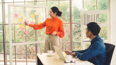 İş adamları proje planlama kurulunda çalışıyor