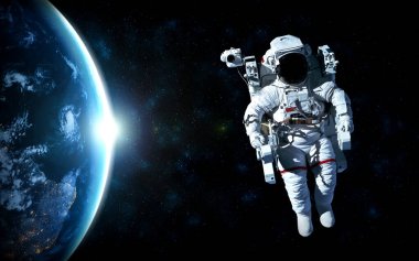 Astronot uzay yürüyüşü yaparken uzay istasyonu için çalışır.