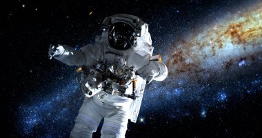 Astronot uzay yürüyüşü yaparken uzay istasyonu için çalışır.