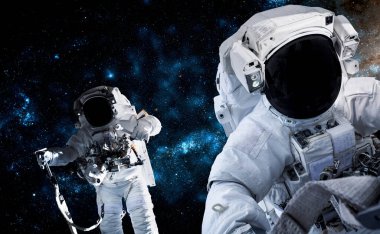 Astronot uzay yürüyüşü yaparken uzay istasyonu için çalışır.