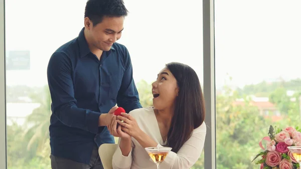 Romantikerpaar beschenkt Liebhaber im Restaurant — Stockfoto
