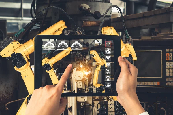 Ingeniero controla brazos robóticos mediante tecnología de la industria de realidad aumentada — Foto de Stock