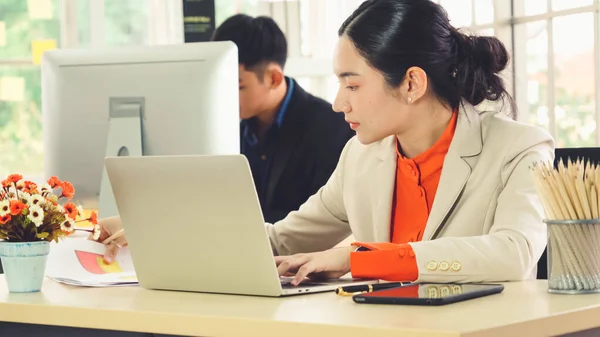 Uomini d'affari che lavorano a tavola in un ufficio moderno — Foto Stock