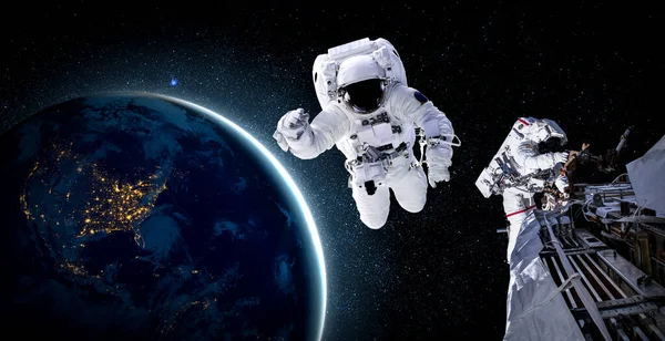 Astronauta faz caminhada espacial enquanto trabalha para a estação espacial — Fotografia de Stock