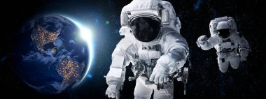 Astronot uzay yürüyüşü yaparken uzay istasyonu için çalışır.