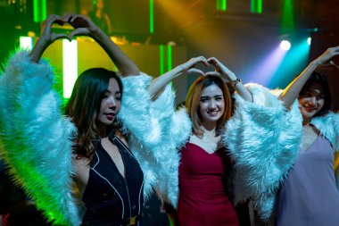Bir grup bayan arkadaş dans kulübünde eğleniyor.