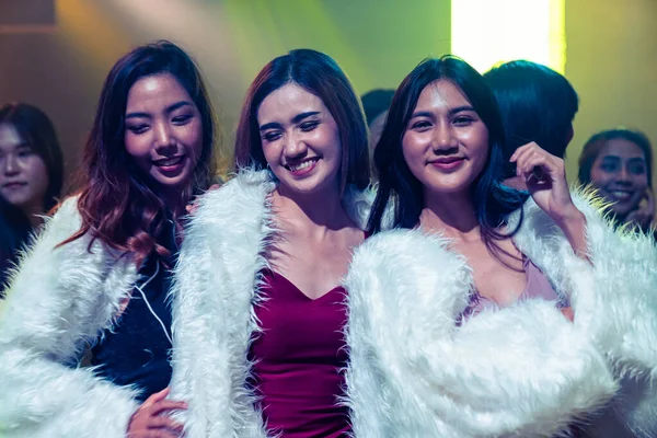 Gruppe von frauen freund having spaß bei party im tanzklub — Stockfoto