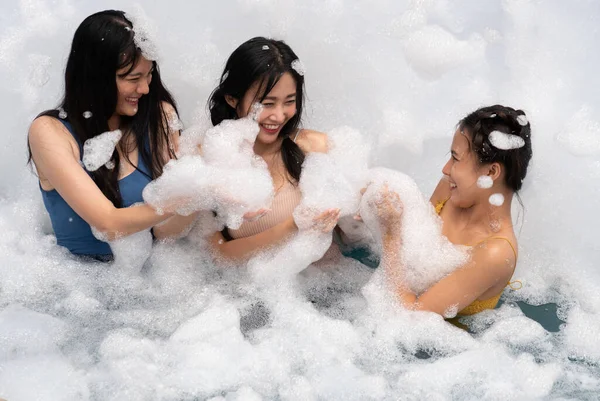 Chica jugando en la piscina de burbujas con diversión y alegría — Foto de Stock
