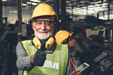 Usta fabrika işçisi ya da mühendis. Fabrikada portre yakın plan.