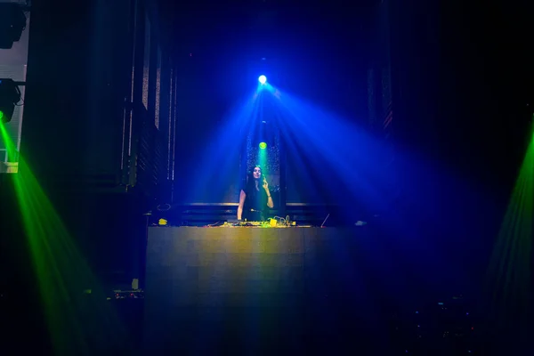 DJ auf der Bühne in Disco-Nachtclub mixt Techno-Musik-Beat — Stockfoto