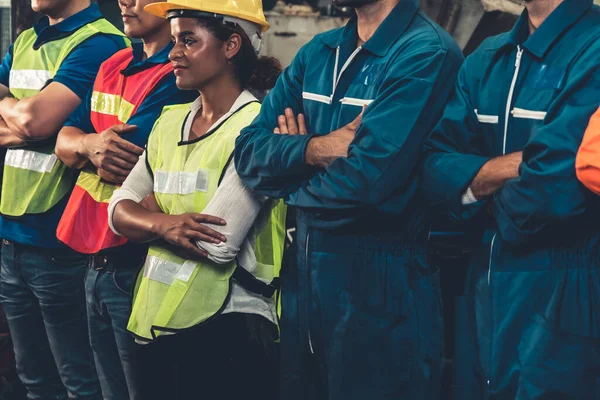 Facharbeiter stehen zusammen und zeigen Teamwork in der Fabrik . — Stockfoto