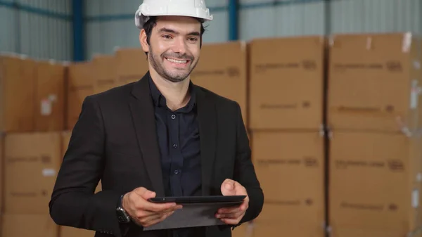Fabrika yöneticisi depoda veya fabrikada tablet bilgisayar kullanıyor — Stok fotoğraf