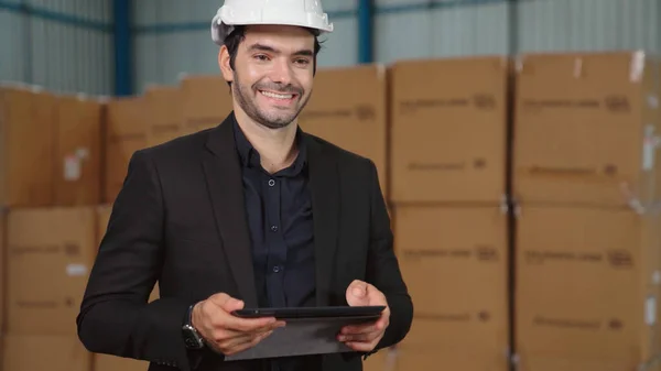 Administrador de fábrica que utiliza el ordenador tableta en el almacén o fábrica — Foto de Stock