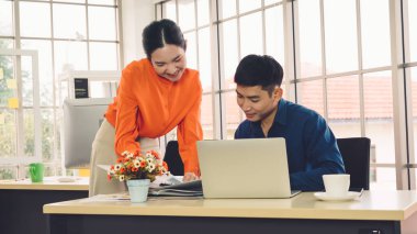 İki iş adamı ofiste proje stratejisi hakkında konuşuyor