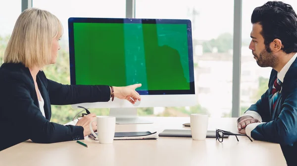 Pessoas de negócios na sala de conferências com tela verde — Fotografia de Stock