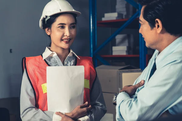 Responsable d'entrepôt et travailleur travaillant dans l'entrepôt — Photo