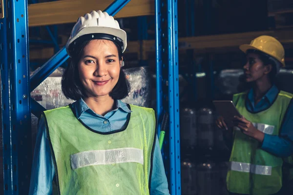 A raktárban mosolygó fiatal ázsiai női raktáros portréja — Stock Fotó