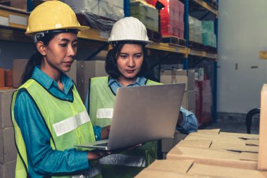 Depoda çalışan kadın bir depo işçisi.