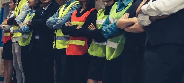 Grande grupo de trabalhadores da fábrica que estão juntos no armazém ou armazém — Fotografia de Stock