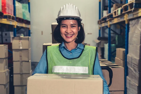 Portrait de jeune femme asiatique ouvrière d'entrepôt souriant dans l'entrepôt — Photo