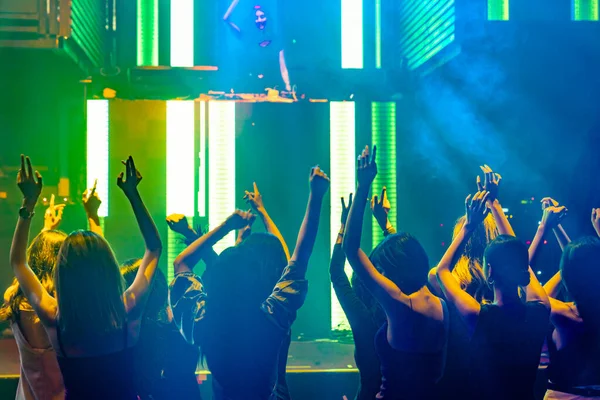 Silhouette Bild von Menschen tanzen in Disco Nachtclub zu Musik von DJ auf der Bühne — Stockfoto