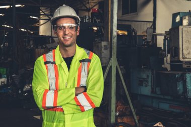 Genç yetenekli fabrika işçisi ya da mühendis fabrikada portre yakın plan