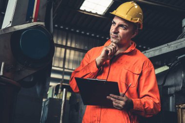 İşlemleri kontrol etmek için pano ile çalışan yetenekli bir fabrika işçisi. .