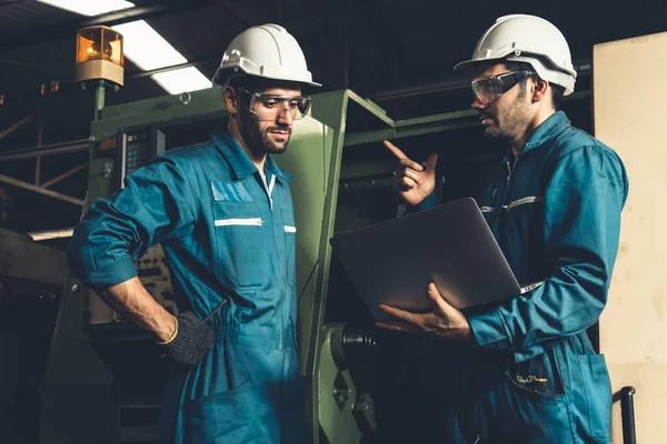 Grupo de trabalhadores de fábrica habilidosos usando equipamentos de máquinas em oficina — Fotografia de Stock