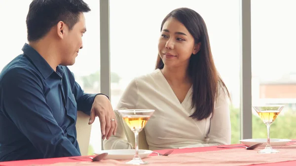 Счастливая романтическая пара обедает в ресторане — стоковое фото