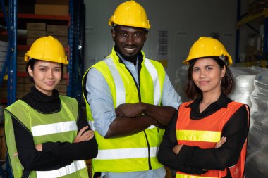 Depodaki mutlu depo çalışanının portresi.