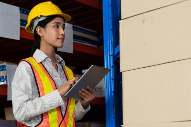 Depoda çalışan kadın bir depo işçisi.