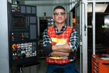 Genç bir fabrika işçisi ya da mühendis imalat fabrikasında portre kapatıyorlar.