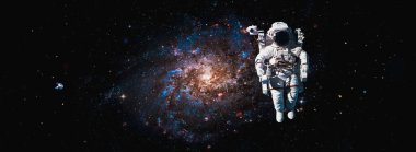 Astronot uzay yürüyüşü yaparken uzay istasyonu için çalışır.